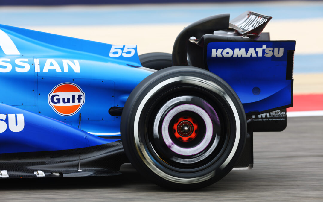 Hűvös idő Bahreinben, Carlos Sainz új színekben is az élen